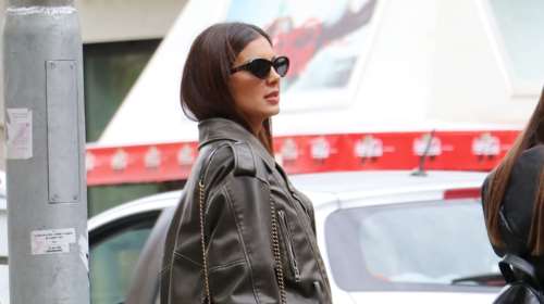 Σταματίνα Τσιμτσιλή: Η κομψή και cool εμφάνιση στο κέντρο με κοντό δερμάτινο τζάκετ και Chanel τσάντα