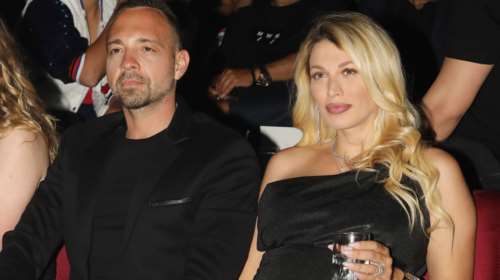 Κωνσταντίνα Σπυροπούλου: Στα μπουζούκια με σούπερ μίνι κολλητό φόρεμα και πολύ φουσκωμένη κοιλιά