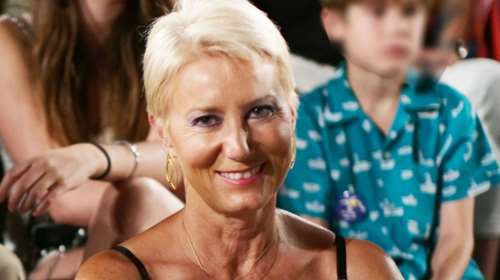 Νατάσα Παζαΐτη: Μαυρισμένη με σατέν φόρεμα και λευκά flatforms στην Επίδαυρο