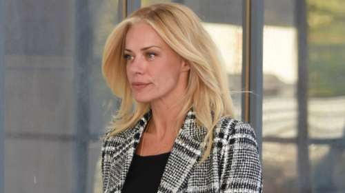 Ζέτα Μακρυπούλια: Comfy chic στο θέατρο - Στιλ και άνεση με ρετρό sneakers [εικόνες]