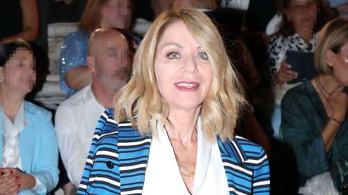 Έλλη Στάη: Η βραδινή εμφάνιση στο Ηρώδειο με γιλέκο, σακάκι και εσπαντρίγιες