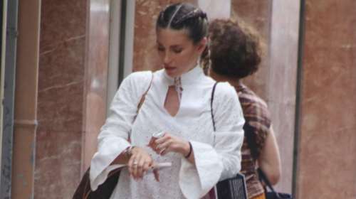 Αθηνά Οικονομάκου: Βόλτα στην πόλη με αέρινο λευκό μίνι φόρεμα και εσπαντρίγιες