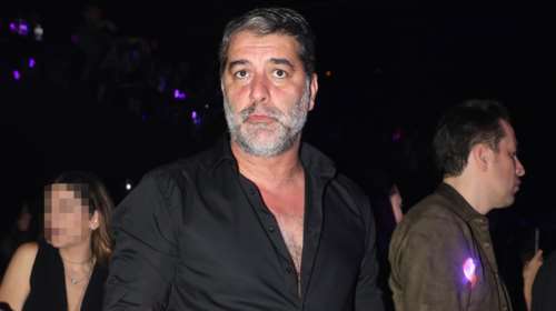 Αγνώριστος ο Μπισμπίκης στη νέα του παράσταση - Η απόλυτη μεταμόρφωση [εικόνες]