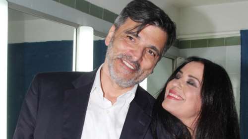 Μαρία Τζομπανάκη: Στην αγκαλιά του συζύγου της, με φόντο το απέραντο γαλάζιο