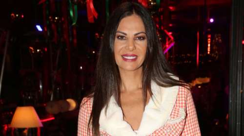 Η girly chic εμφάνιση της Εύης Βατίδου: Στιλάτη με pied de poule μίνι ταγιέρ σε ροζ και λευκό