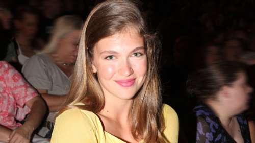 Στο σπίτι της Κλέλιας Ανδριολάτου: Η μίνιμαλ και εντυπωσιακή βεράντα της με τον τεράστιο καναπέ