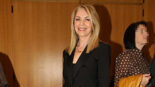 Μοντέρνα και κομψή η Έλλη Στάη σε θεατρική πρεμιέρα