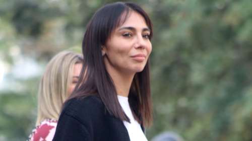 Ολυμπία Χοψονίδου: Στην Αθήνα με το πιο αλλόκοτο τζιν καμπάνα αξίας 1.800 ευρώ και τσάντα Chanel