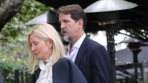 Μαρί Σαντάλ: Βόλτα στη Βουκουρεστίου με navy blazer και την αγαπημένη της τσάντα Birkin της Hermès