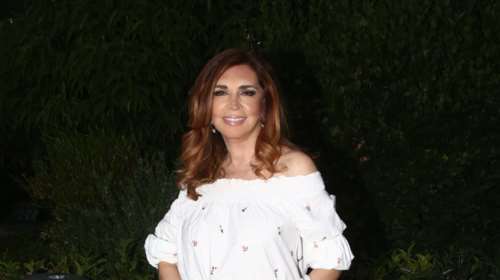 Η Μιμή Ντενίση με chic ανοιξιάτικο look στη γειτονιά της, στο Πεδίον του Άρεως