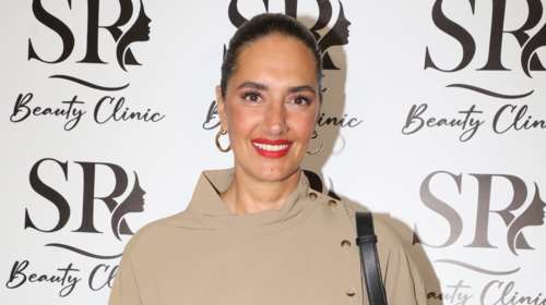 Νόνη Δούνια: Η στιλάτη καπαρντίνα και οι εκκεντρικές δίχρωμες μπότες της που έκλεψαν τις εντυπώσεις