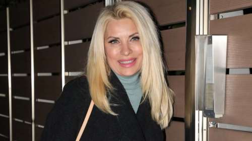 H Μενεγάκη στο μοντέρνο σπίτι του Ουγγαρέζου στο Παλαιό Φάληρο: Το υπέροχο παλτό, τα booties και η Louis Vuitton τσάντα της