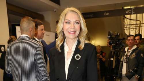 Η Έλλη Στάη super chic σε θεατρική πρεμιέρα - Οι nude γόβες της