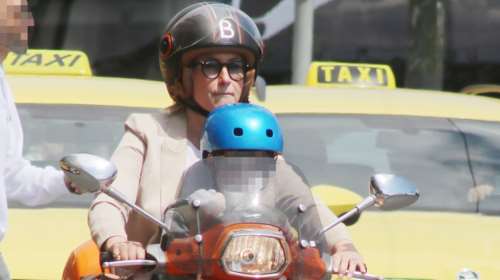 Σία Κοσιώνη: Easy rider μαζί με τον γιο της Δήμο Μπακογιάννη - Οδηγεί πορτοκαλί βέσπα στο κέντρο της Αθήνας