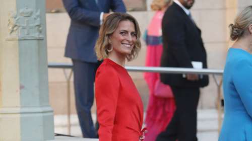 Τατιάνα Μπλάτνικ: Ποζάρει με τον Νικόλαο έξω από το σπίτι τους στα Βόρεια Προάστια