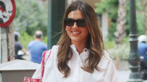 Σταματίνα Τσιμτσιλή: Η λαμπερή εμφάνιση με μίνι λευκό φόρεμα στην αθηναϊκή ριβιέρα