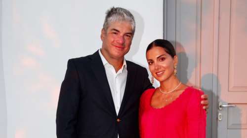 Η Σταματίνα Τσιμτσιλή με τα παιδιά της στα νότια προάστια - Ντυμένες ασορτί η Νάγια και η Μαίρη Σοφού