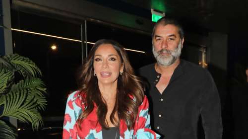 Βραδινό μπάνιο στη θάλασσα για τη Δέσποινα Βανδή και τον Βασίλη Μπισμπίκη