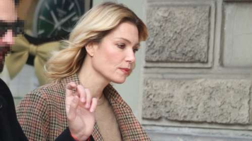 Bίκυ Καγιά: Το άψογο χειμερινό look με καρό σταυρωτό μπλέιζερ και βινίλ παντελόνι