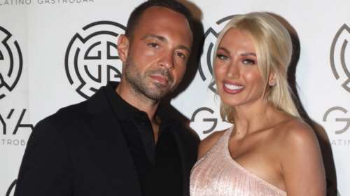 Κωνσταντίνα Σπυροπούλου: Ποζάρει με έξωμο λευκό φόρεμα στην αγκαλιά του Βασίλη Σταθοκωστόπουλου