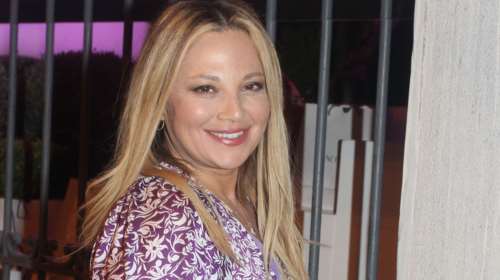 Νάνσυ Ζαμπέτογλου: Το στιλάτο look παραλίας με ριγέ πουκάμισο - Μαυρισμένη πάνω σε βάρκα