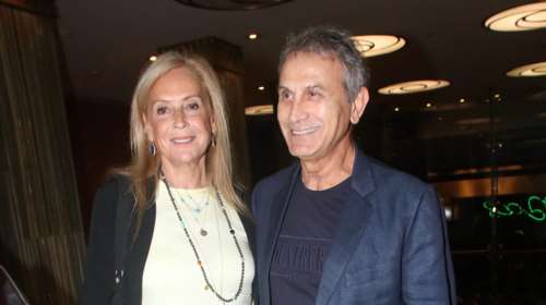 Άννα Νταλάρα: Η εμφάνισή της σε εγκαίνια έκθεσης - Χαμογελαστή και κομψή