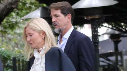 Μαρί Σαντάλ: Με εμπριμέ καφτάνι σε θαλάσσια βόλτα στα ελληνικά νησιά