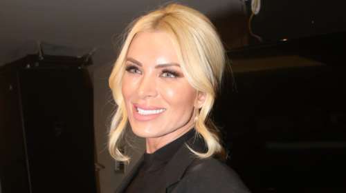 Κατερίνα Καινούργιου: Φόρεσε τα πιο ιδιαίτερα statement μποτάκια με ψηλόμεσο τζιν και μπλέιζερ