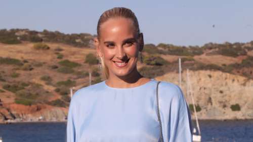 Άννυ Πανταζή: Κομψή με baby blue στη βάφτιση του ανιψιού της - Το μακρυμάνικο μίντι φόρεμα, τα πέδιλα και η Gucci mini bag