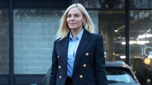 Ιωάννα Μαλέσκου: Στιλάτη στην Εκάλη με casual look - Το wide leg denim που συνδύασε με navy μπλέιζερ