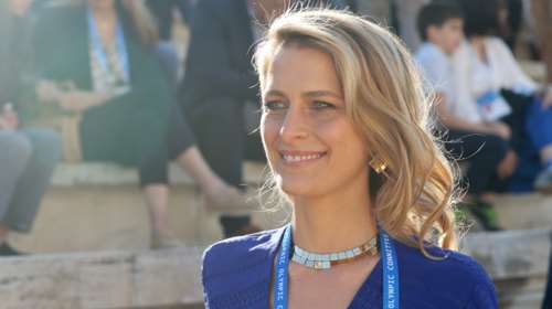 Τατιάνα Μπλάτνικ: Χαμογελαστή και αέρινη στην Αθήνα με τη μητέρα της - Μαμά και κόρη με εμπριμέ μεταξωτά σύνολα