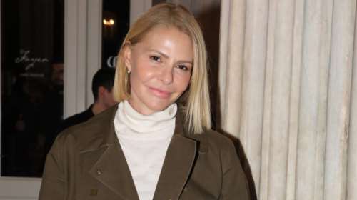 Κομψή με γήινες αποχρώσεις η κατάξανθη Τζένη Μπαλατσινού: Η πλεκτή statement φούστα που αναβάθμισε το look της