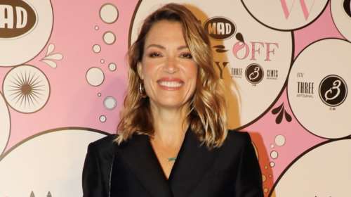 Βίκυ Καγιά: Το λαμπερό look της παρουσιάστριας των Madwalk με βινίλ, μπλέιζερ και γόβες με διχτυωτές κάλτσες