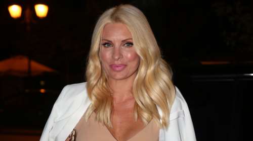 Ελένη Μενεγάκη: Το φθινοπωρινό λουκ που λάνσαρε - Η πόζα στην πόρτα του σπιτιού της