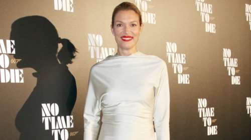 Βίκυ Καγιά: Με μεταξωτό long sleeve slip dress και λαμπερά γοβάκια στην πρεμιέρα του James Bond