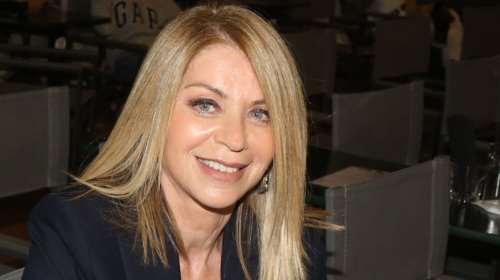 Έλλη Στάη: Με μαύρο κροσέ τοπ και χρυσά κοσμήματα στο θέατρο - Tα δίχρωμα πέδιλα που επέλεξε