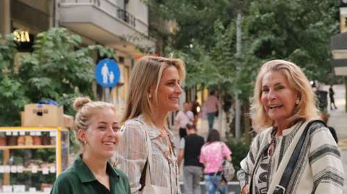 Τατιάνα Μπλάτνικ: Με throw on dress στο κέντρο της Αθήνας - Βόλτα με την κομψή μητέρα της [εικόνες]