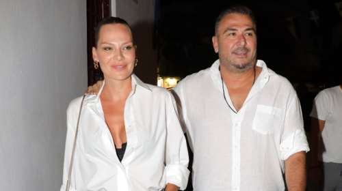 Υβόννη Μπόσνιακ: Πώς φόρεσε το λευκό πουκάμισο σε βραδινή έξοδο στα σοκάκια της Μυκόνου