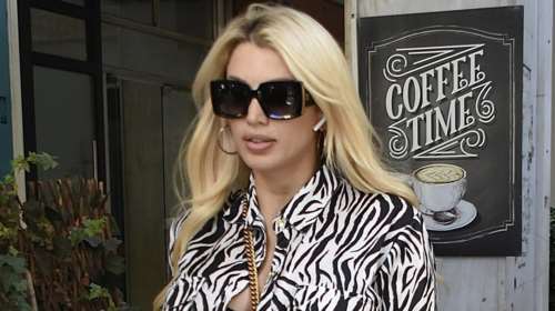 Κωνσταντίνα Σπυροπούλου: Έγκυος και σέξι με σούπερ μίνι zebra print φόρεμα στο κέντρο της Αθήνας