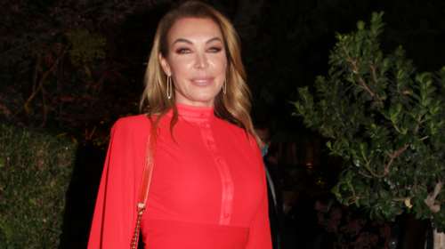 Τατιάνα Στεφανίδου: Ποζάρει στο πολυτελές σαλόνι της με την καλύτερη παρέα
