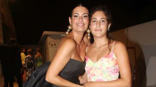 Ισμήνη Αϊβάζη: Στο γήπεδο με τους γονείς της - Τα μακριά καστανά μαλλιά και το κουκλίστικο πρόσωπο