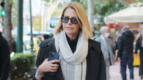 Τζένη Μπαλατσινού: Ποζάρει ξαπλωμένη στην αμμουδιά με ανακατεμένα μαλλιά και άμμο στο σώμα της