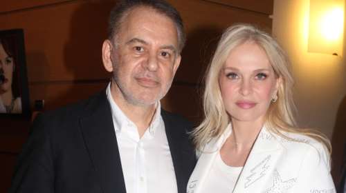 Μαρί Κωνσταντάντου: &quot;Πρόδωσε&quot; τον κρυφό γάμο της με λευκό μπλέιζερ με στρας και ασημί πέδιλα