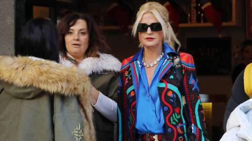 Μαρίνα Πατούλη: Με την κοιλίτσα έξω φορώντας χρώματα στην Αράχωβα  - Εικόνες