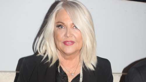 Ρούλα Κορομηλά: Η σπάνια total black εμφάνιση στο Ηρώδειο - Με ιδιαίτερη καρφίτσα κορόνα στο πέτο της