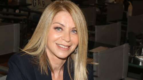 Έλλη Στάη: Η σπάνια εμφάνιση στο θέατρο της Επιδαύρου - Με χαλαρό look και ελάχιστο μακιγιάζ