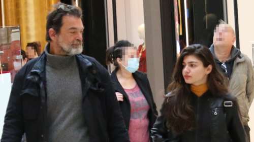 Σπάνια εμφάνιση: Ο Κωνσταντίνος Καζάκος με την 25χρονη σύντροφό του για ψώνια στα βόρεια προάστια [Εικόνες]