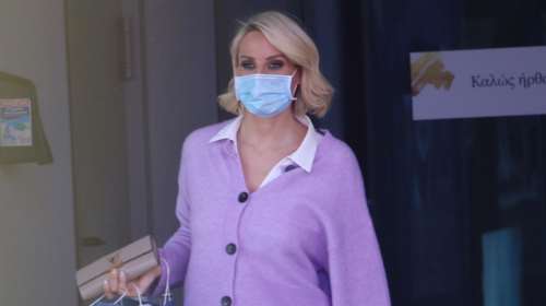 Ελεονώρα Μελέτη: Η στιλάτη εμφάνιση με την κόρη της με ασορτί πουλόβερ και η φωτο με τη μαμά και τη γιαγιά της