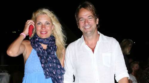 H Eλένη Μενεγάκη σε σπάνια κλικ από τις πασχαλινές διακοπές της: Με σορτς και bucket καπέλο