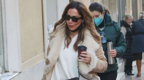Δέσποινα Βανδή: Το πρωινό look με statement παλτό και crossbody τσάντα Louis Vuitton